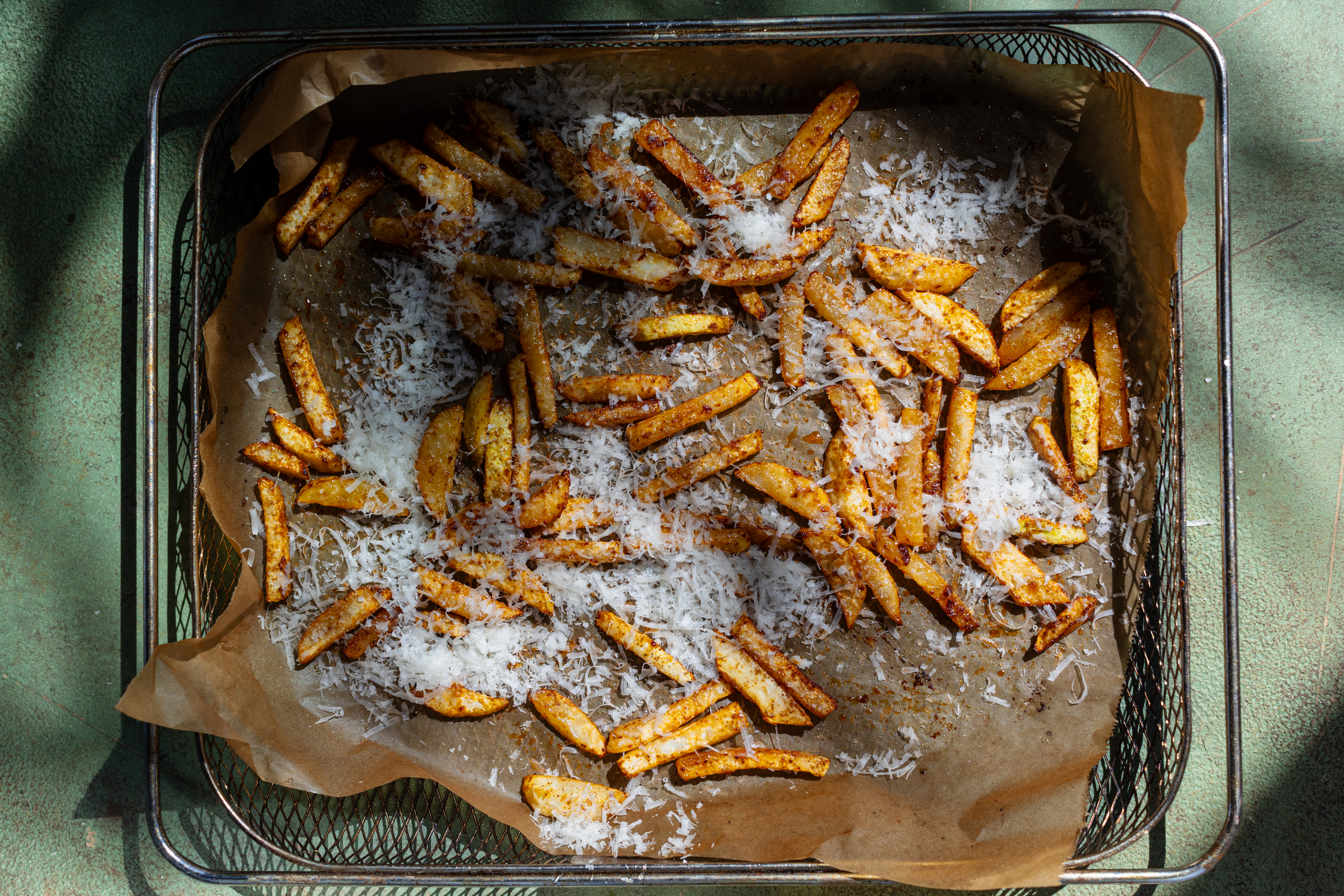 Schritt 2:  Kohlrabi-Parmesan-Pommes in der Heissluftfritteuse backen 