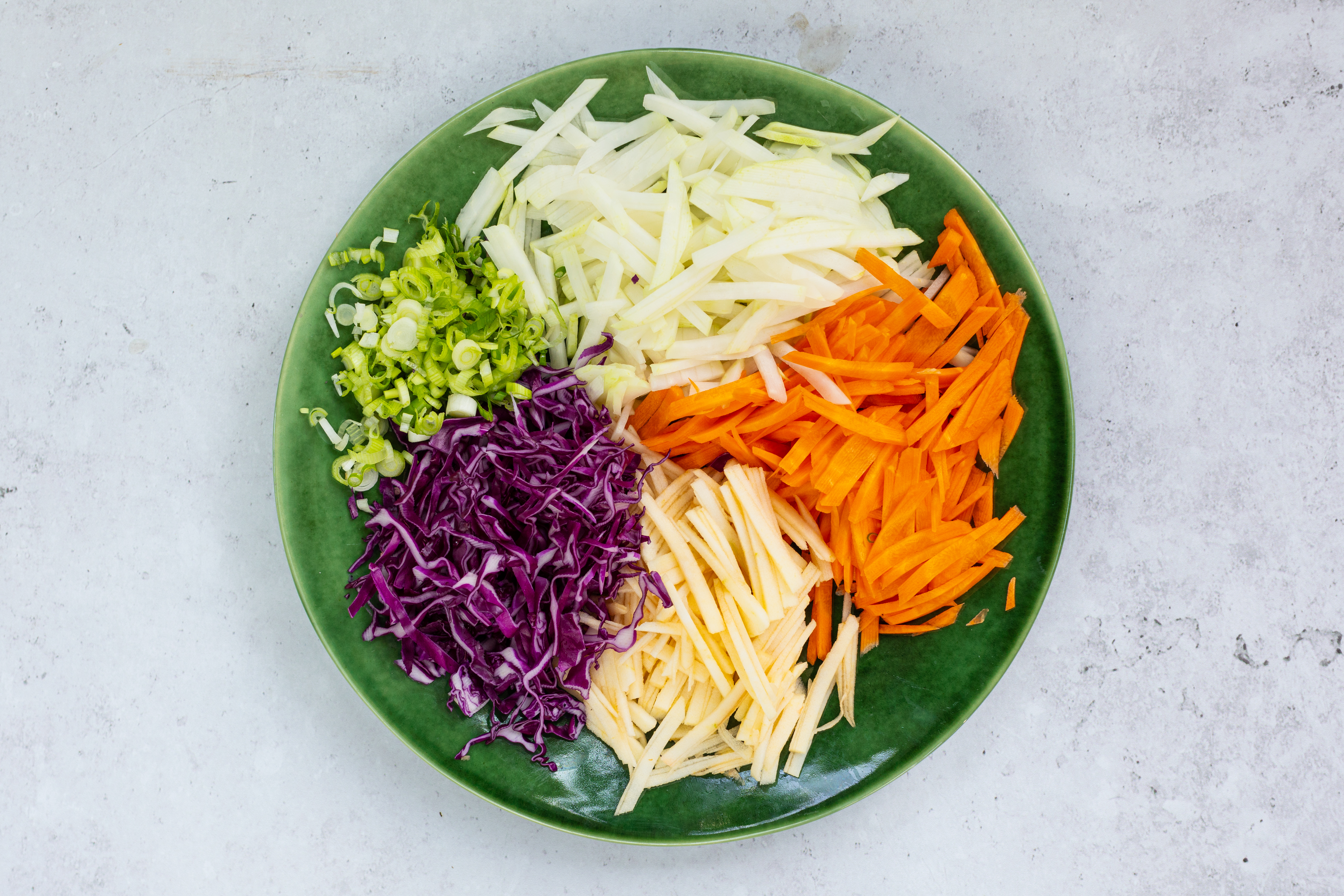 Schritt 1: Gemüse für Kohlrabi Salat mit Apfel vorbereiten