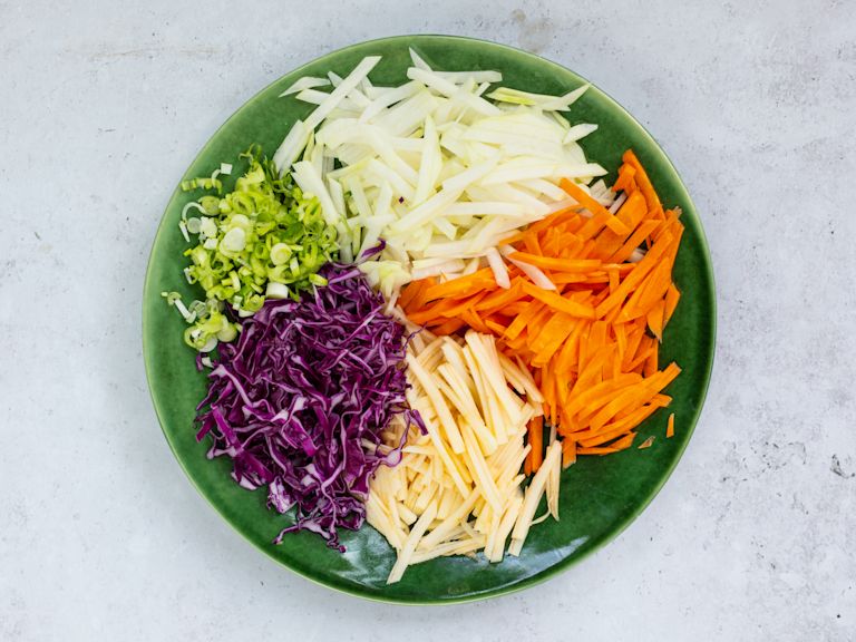 Schritt 1: Gemüse für Kohlrabi Salat mit Apfel vorbereiten Schritt 1: Gemüse für Kohlrabi Salat mit Apfel vorbereiten