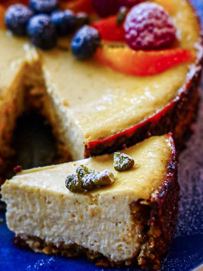 Glutenfreier Cheesecake mit Labneh, Pistazien und Beeren Rezept 2