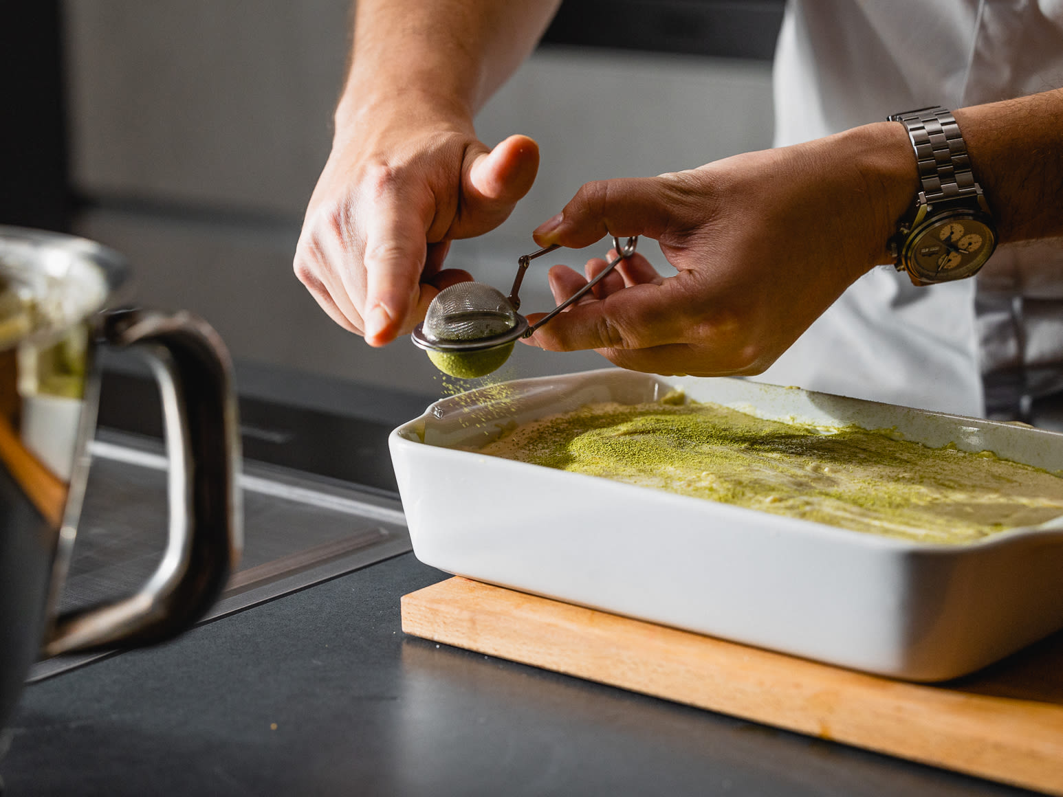 Schritt 2:  Vor dem Servieren das Matcha-Schoko-Tiramisu mit Matcha-Pulver bestreuen. 