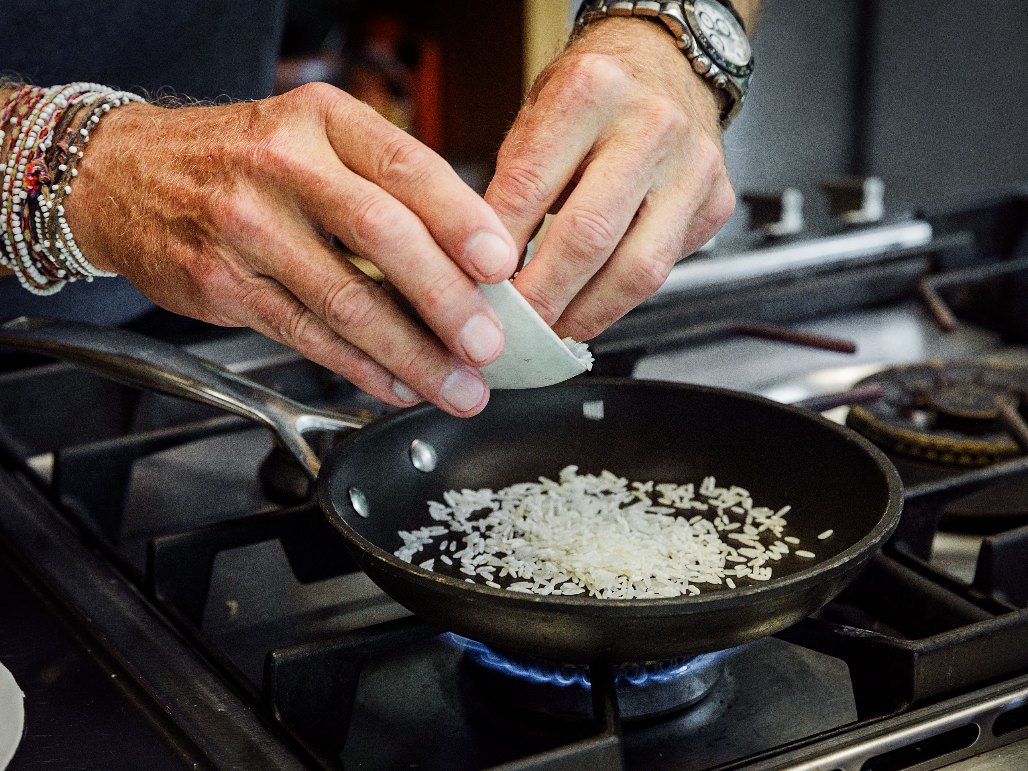Schritt 2: Ungekochten Jasminreis in einer Pfanne ohne Fett rösten