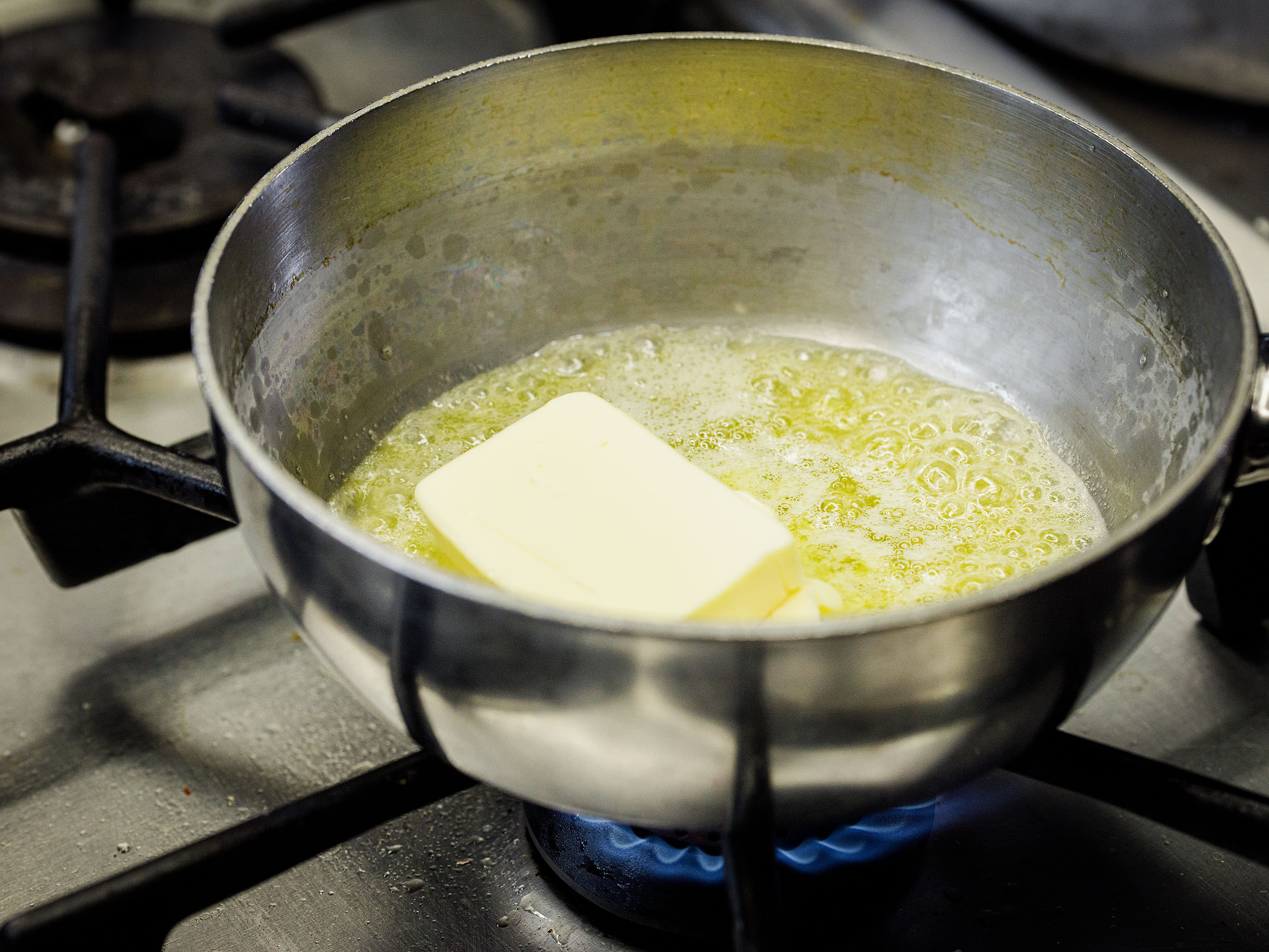 Schritt 3: Butter in einem Topf bei starker Hitze erhitzen, bis sie schäumt und nussbraun ist