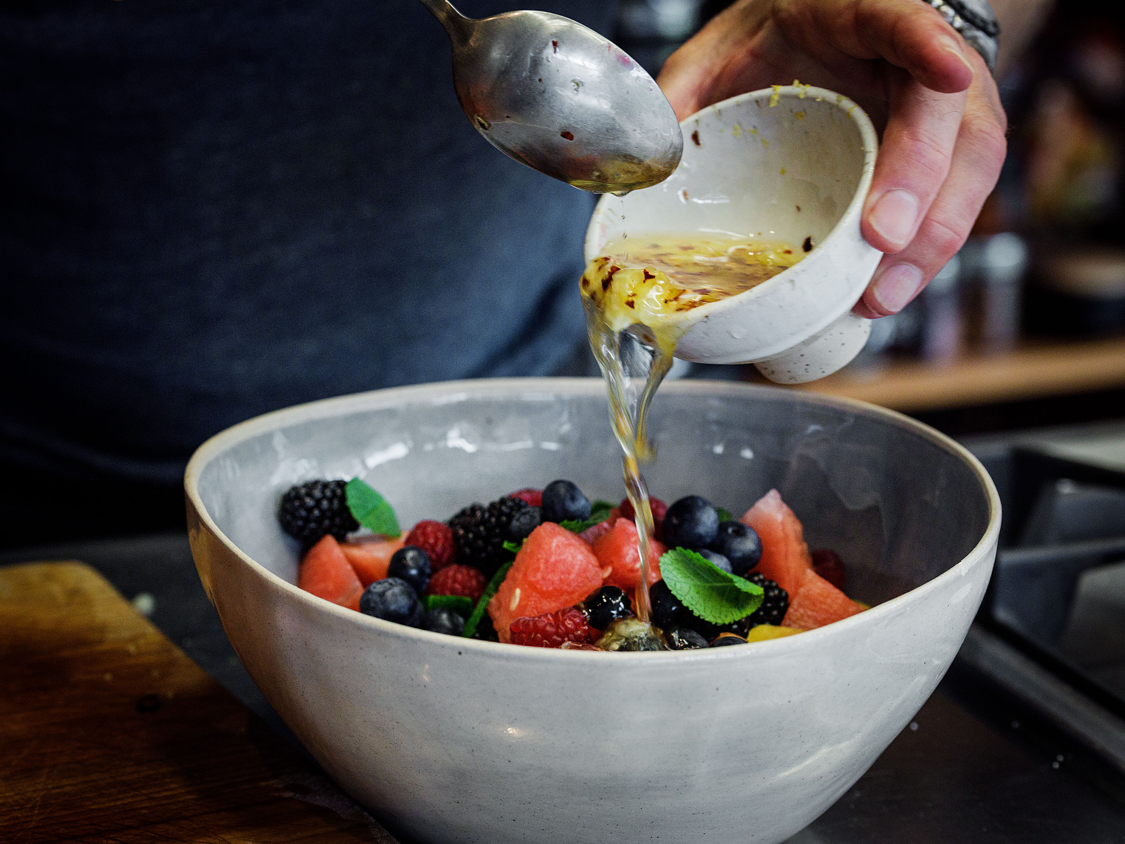 Schritt 3: Früchte, Gurke und Beeren vorsichtig mit der Minze und dem Dressing mischen