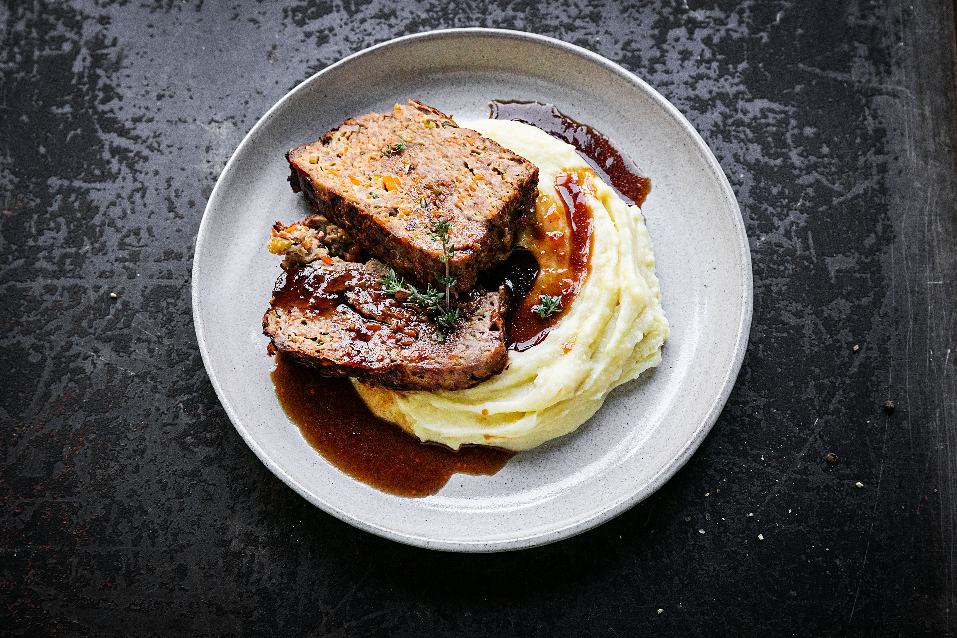 Schritt 3: Kalbshackbraten in Scheiben schneiden und mit Kartoffelstock servieren