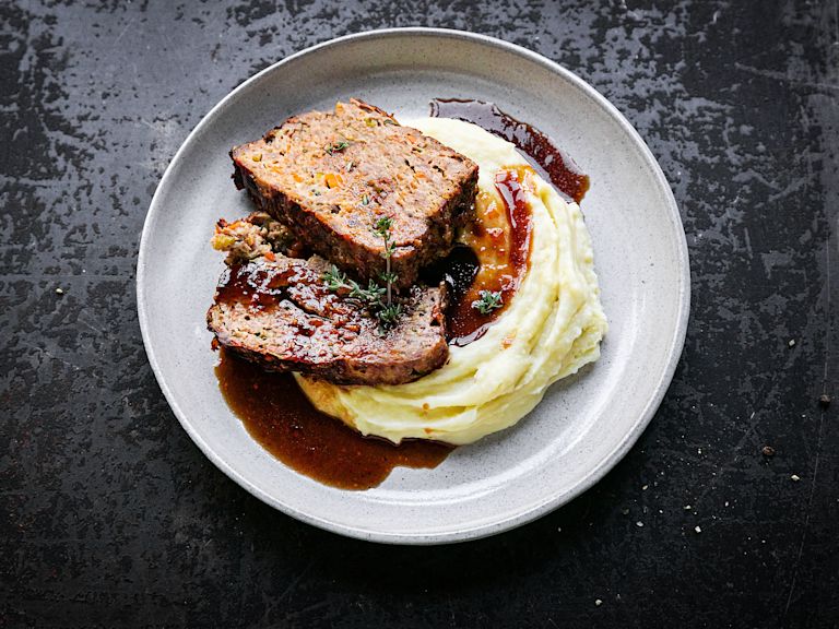Schritt 3: Kalbshackbraten in Scheiben schneiden und mit Kartoffelstock servieren Schritt 3: Kalbshackbraten in Scheiben schneiden und mit Kartoffelstock servieren
