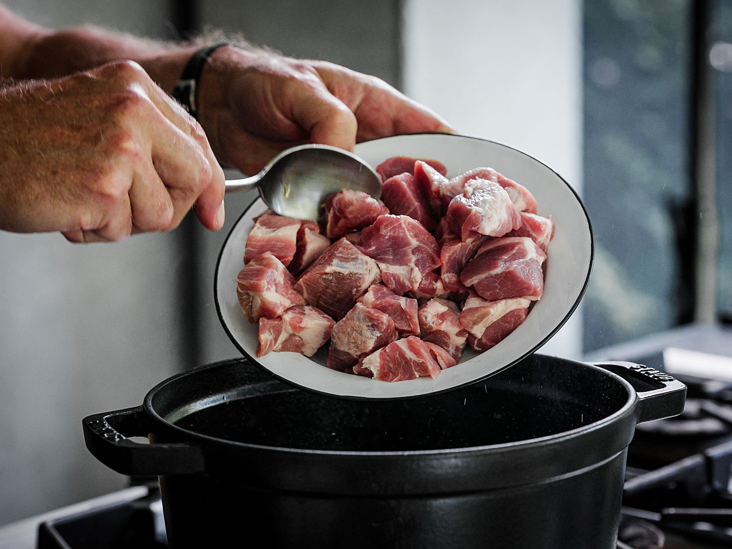 Schritt 2: Fleisch auf einmal hineingeben und gleichmässig auf der Bodenfläche verteilen