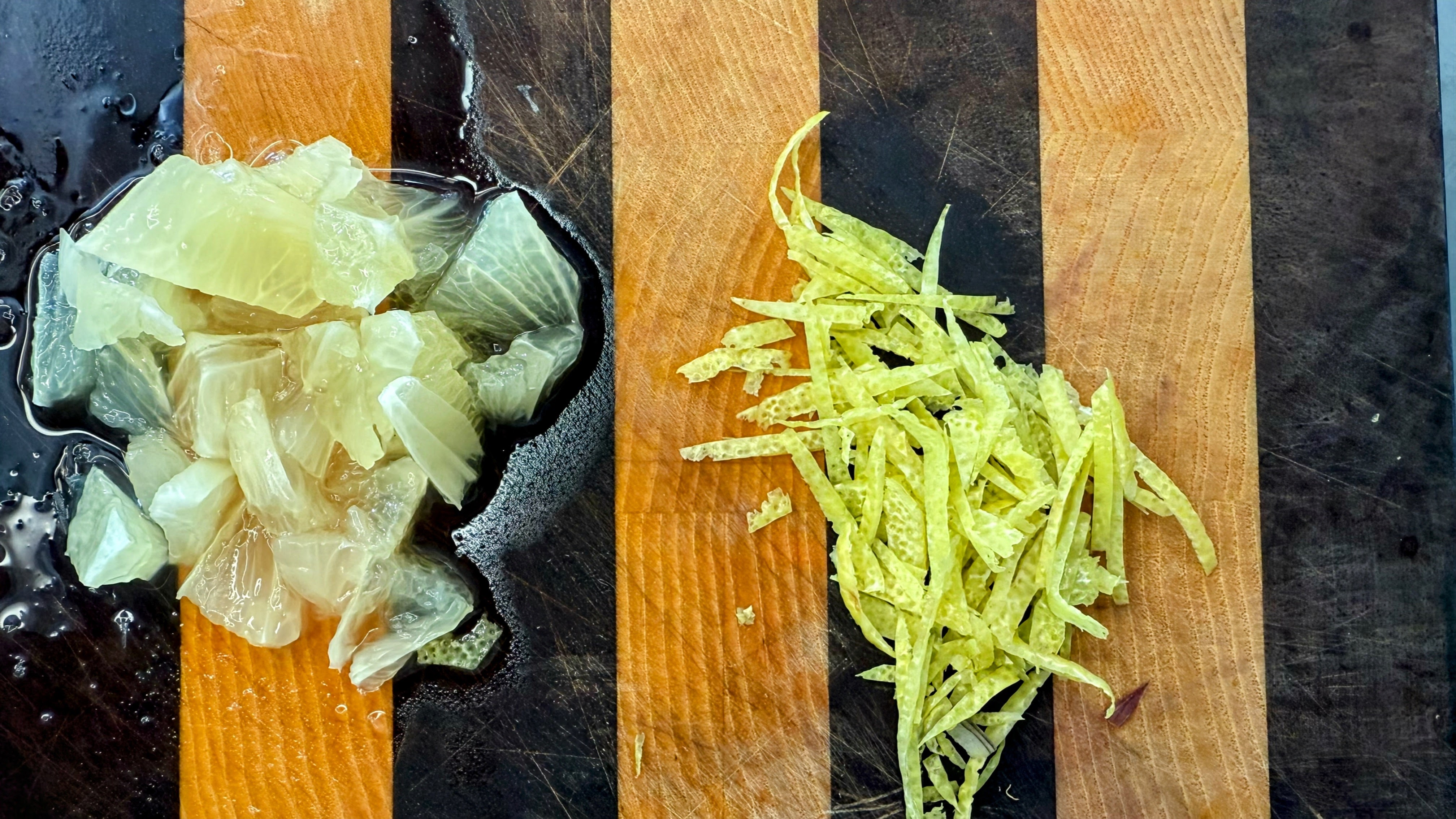 Schritt 2: Zitrone für Karottensalat mit Schalotten und Kräutern scheiden