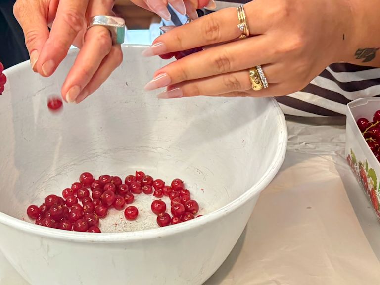 Schritt 2: Zubereitung von Johannisbeer-Kokos Kuchen Schritt 2: Zubereitung von Johannisbeer-Kokos Kuchen