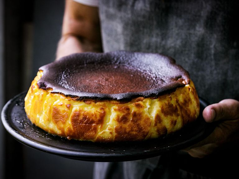 Schritt 3: Den Kuchen aus dem Ofen nehmen, abkühlen lassen und aus der Form nehmen. Sobald er vollständig ausgekühlt ist, das Backpapier abziehen und den Cheesecake aufschneiden. Schritt 3: Den Kuchen aus dem Ofen nehmen, abkühlen lassen und aus der Form nehmen. Sobald er vollständig ausgekühlt ist, das Backpapier abziehen und den Cheesecake aufschneiden.