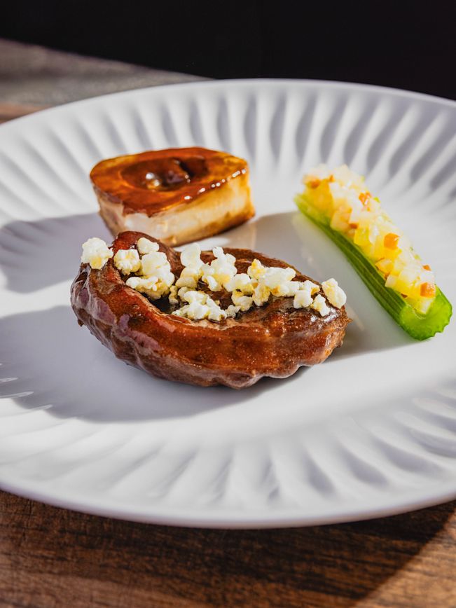 24 Stunden-Haxe, Wurzelgemüse-Tatarsalat an Weisswein-Vinaigrette und Schweins-Popcorn Rezept 24 Stunden-Haxe, Wurzelgemüse-Tatarsalat an Weisswein-Vinaigrette und Schweins-Popcorn Rezept