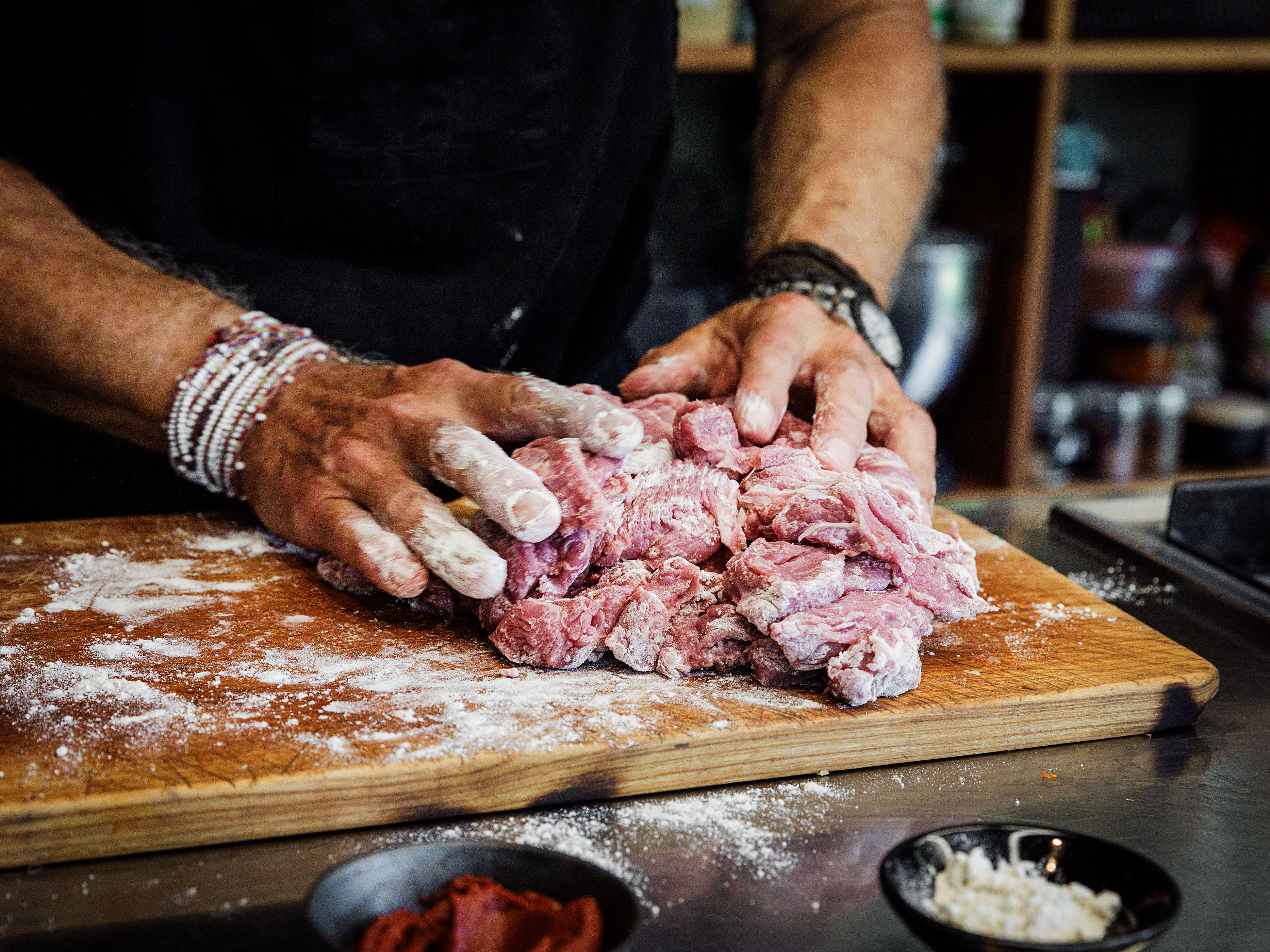 Schritt 2: Kalbfleisch für Kalbsrahmgulasch nach Andreas Caminada schmoren 