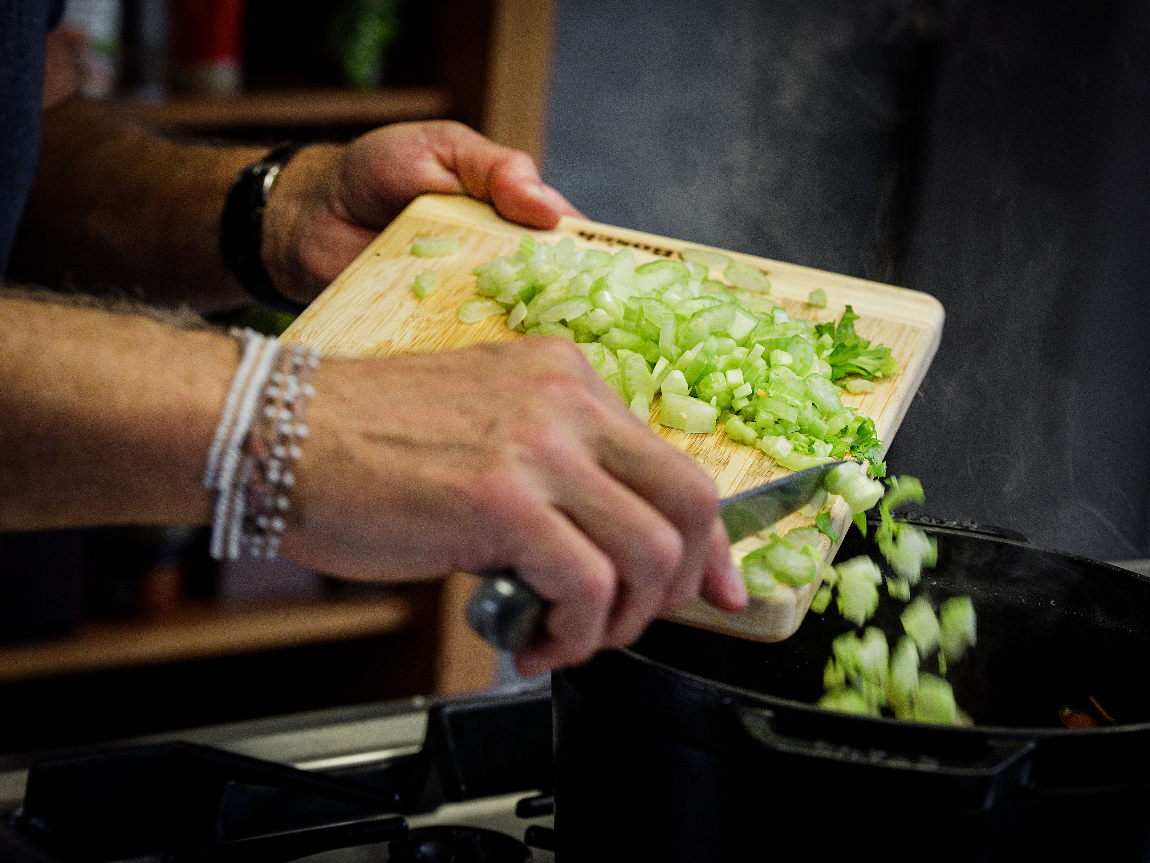 Schritt 1: Gemüse für Vegetarisches Ragù Bolognese vorbereiten 