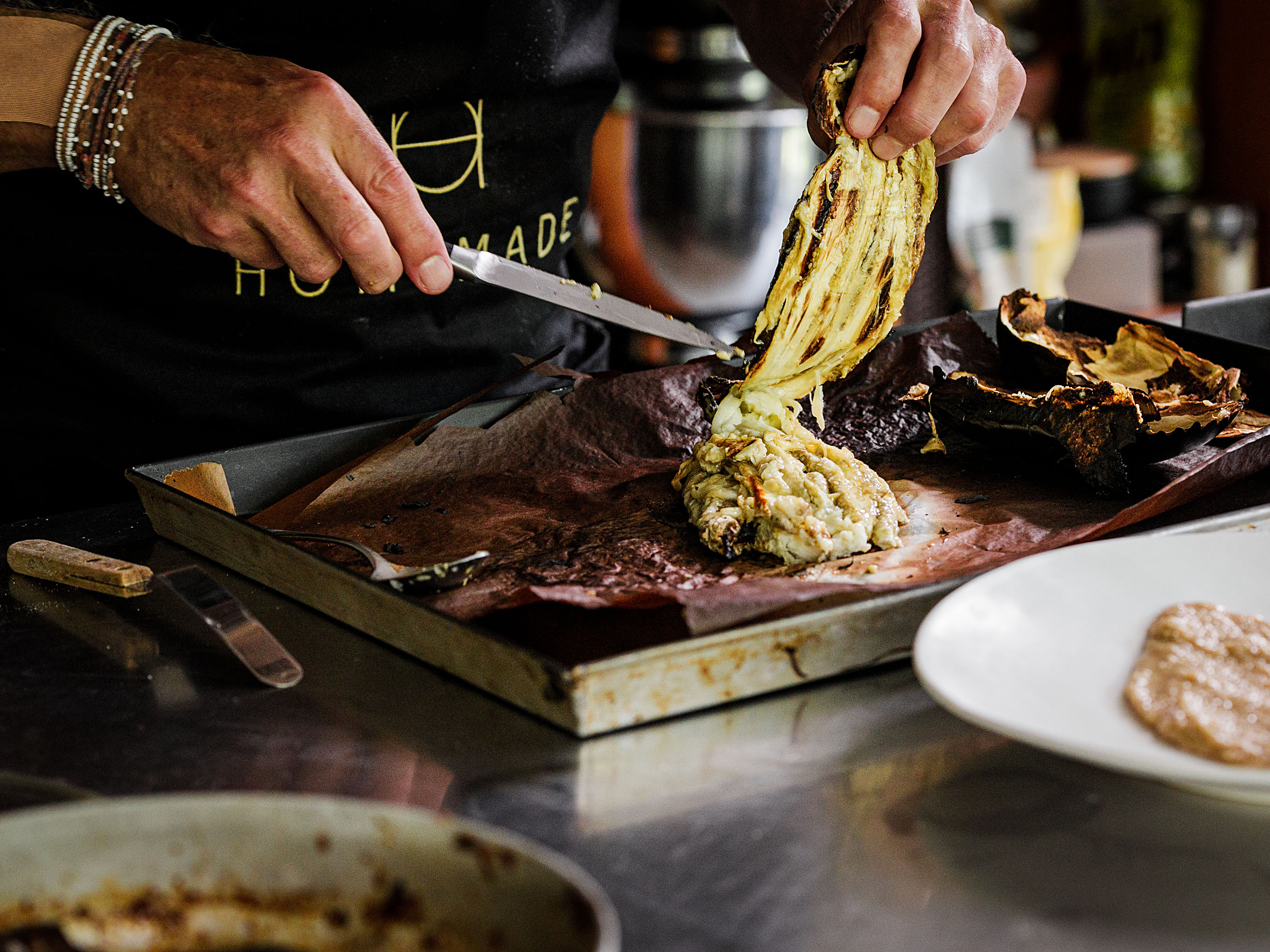 Schritt 2: Die geschmorte Aubergine vorsichtig aus der Schale ziehen