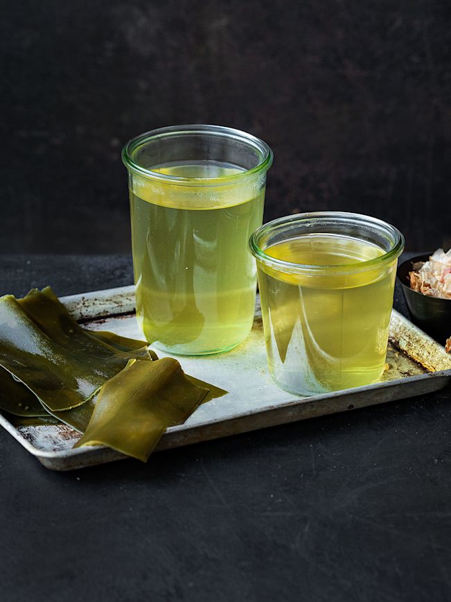 Dashi - japanische Brühe fertig Dashi - japanische Brühe fertig