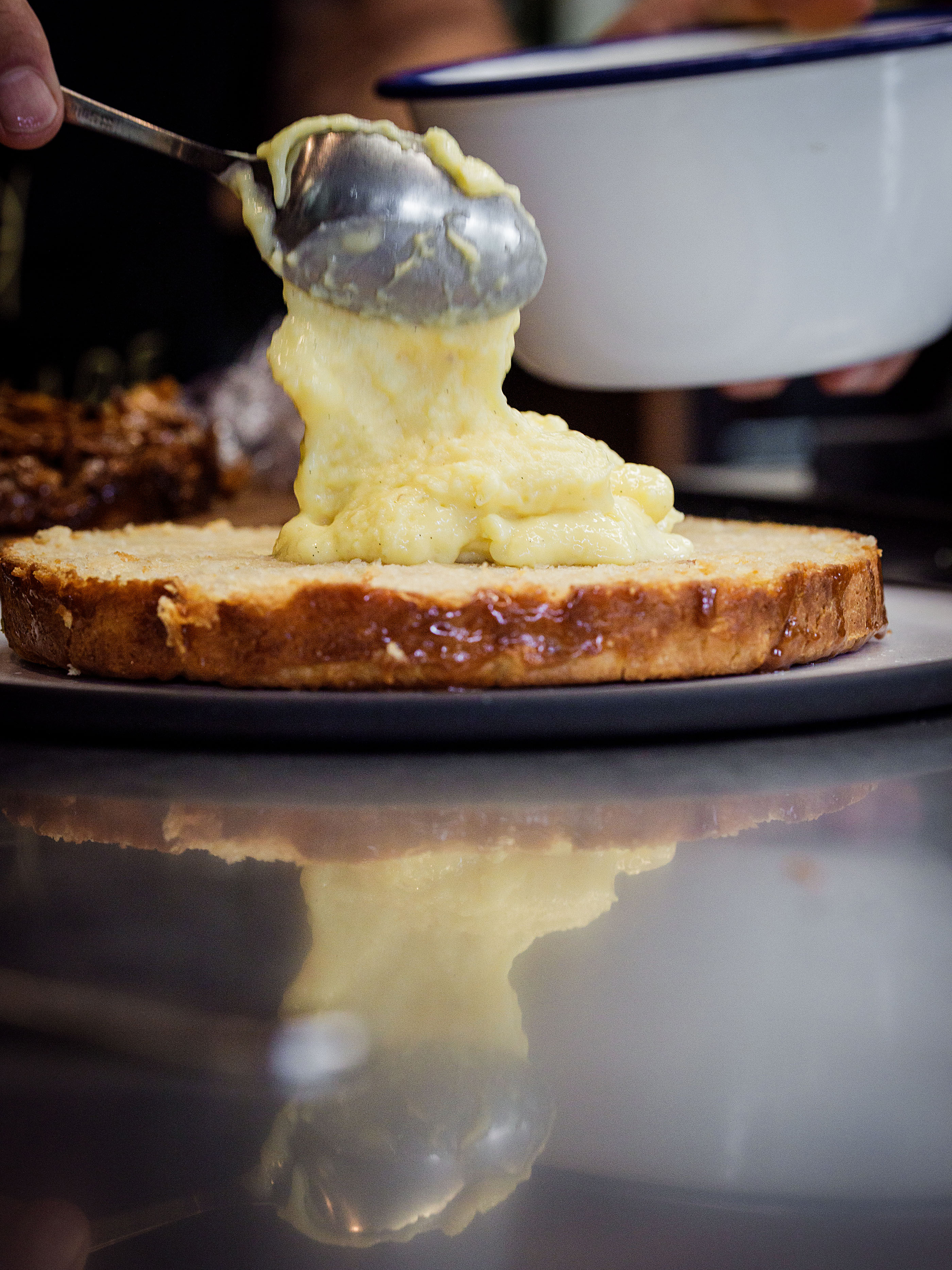 Schritt 5:  Die gekühlte Patisseriecreme auf der unteren Hälfte der Brioche verteilen