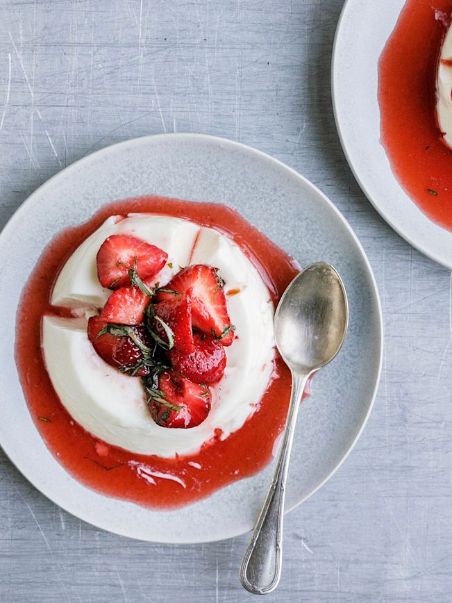 Joghurt Pannacotta mit Erdbeeren Joghurt Pannacotta mit Erdbeeren