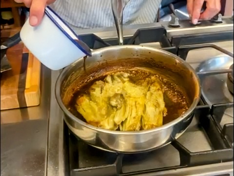 Schritt 2: Aubergine für Miso-glasierte Aubergine anbraten und karamellisieren