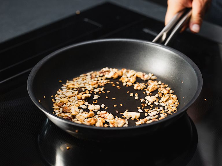 Schritt 3: Kerne und Nüsse rösten Schritt 3: Kerne und Nüsse rösten