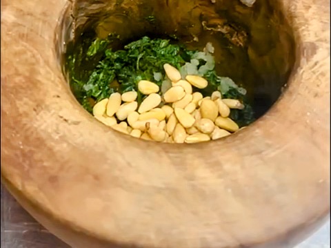 Schritt 1: Zubereitung des Pestos und der Tomaten für Caprese-Burrata Focaccia-Sandwich 