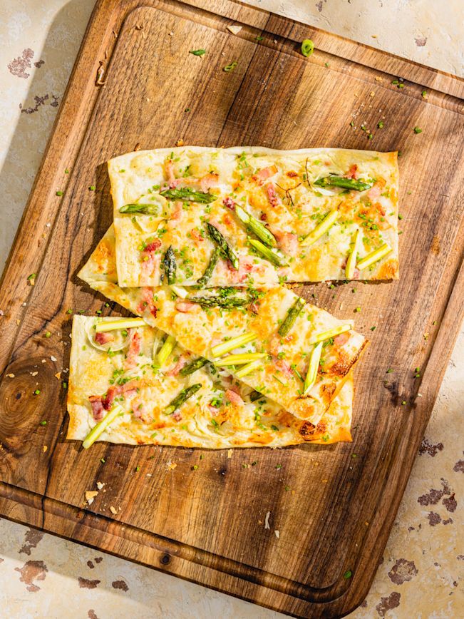 Flammkuchen mit Spargel, Pancetta und Zwiebeln Rezept Flammkuchen mit Spargel, Pancetta und Zwiebeln Rezept
