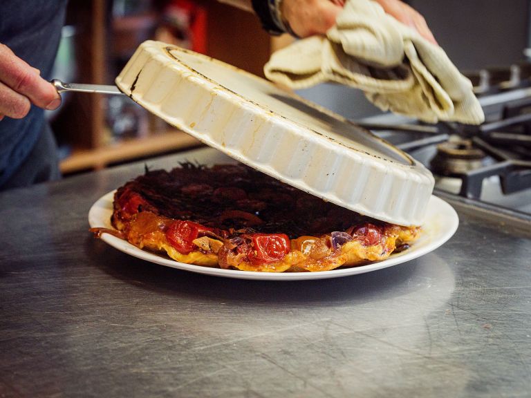 Schritt 4: Karamellisierte Tomaten-Tarte-Tatin backen und stürzen