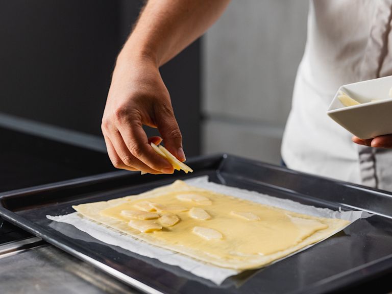 Schritt 3: Flammkuchen belegen Schritt 3: Flammkuchen belegen