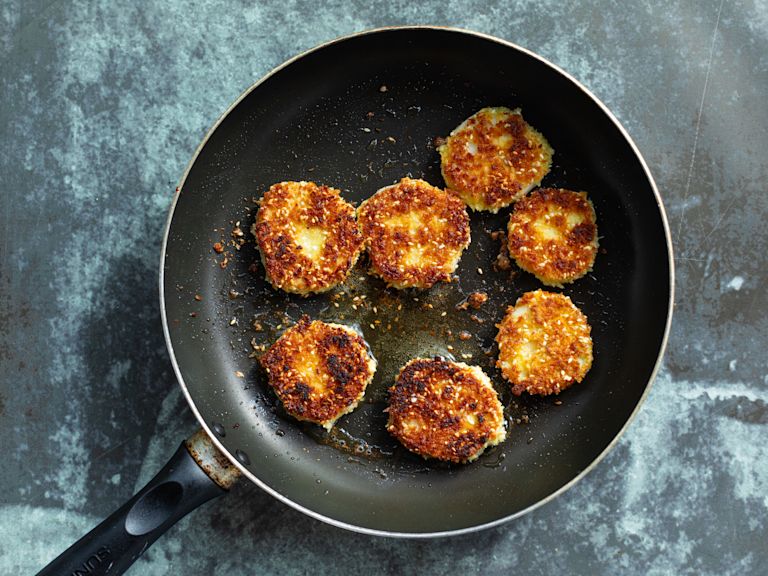 Schritt 3: Kohlrabi für Kohlrabi-Sesam-Schnitzel braten Schritt 3: Kohlrabi für Kohlrabi-Sesam-Schnitzel braten