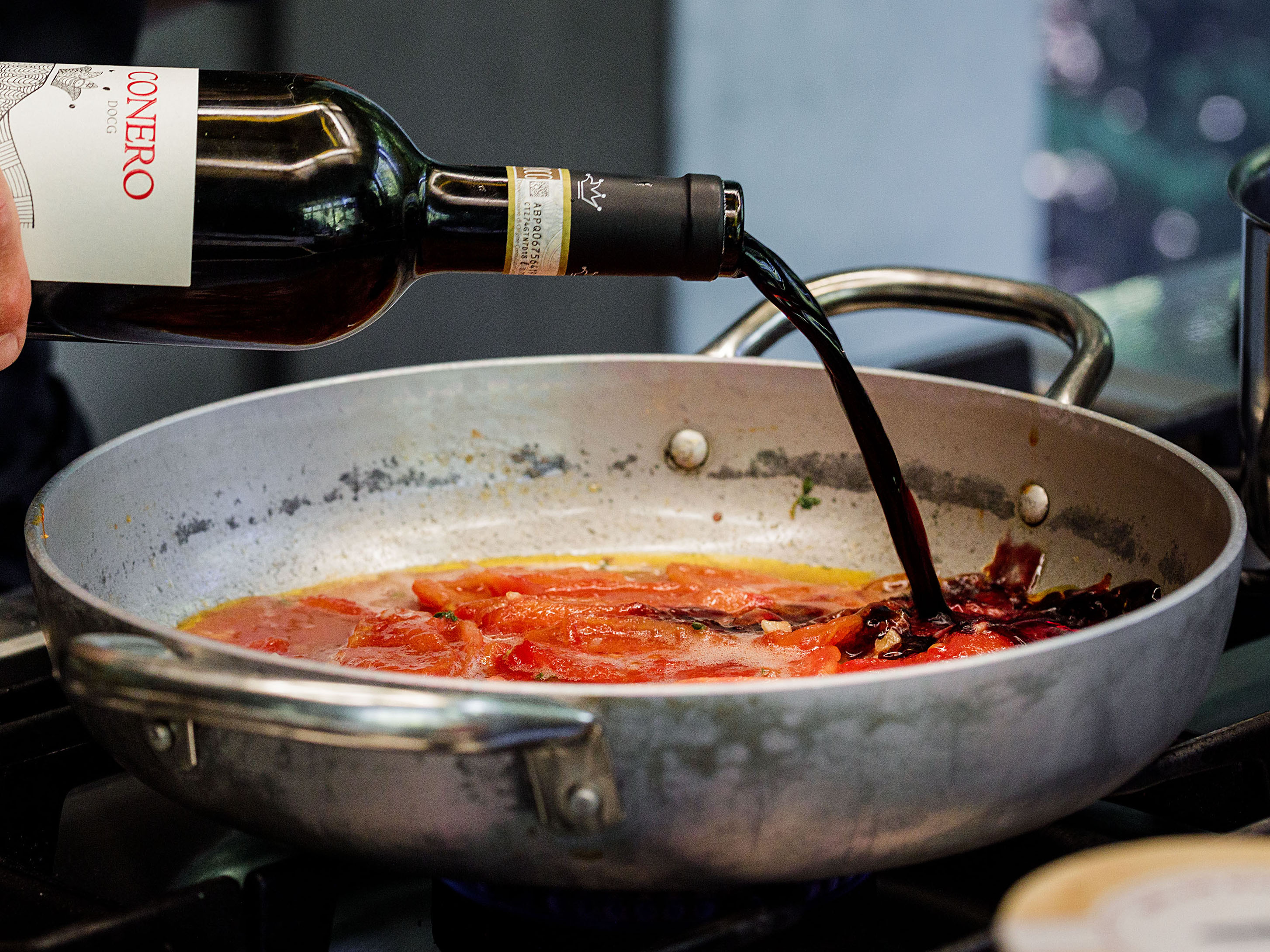 Schritt 3: Sauce vorbereiten für Spaghetti mit Schmortomaten, Knusper-Kapern und Ricotta