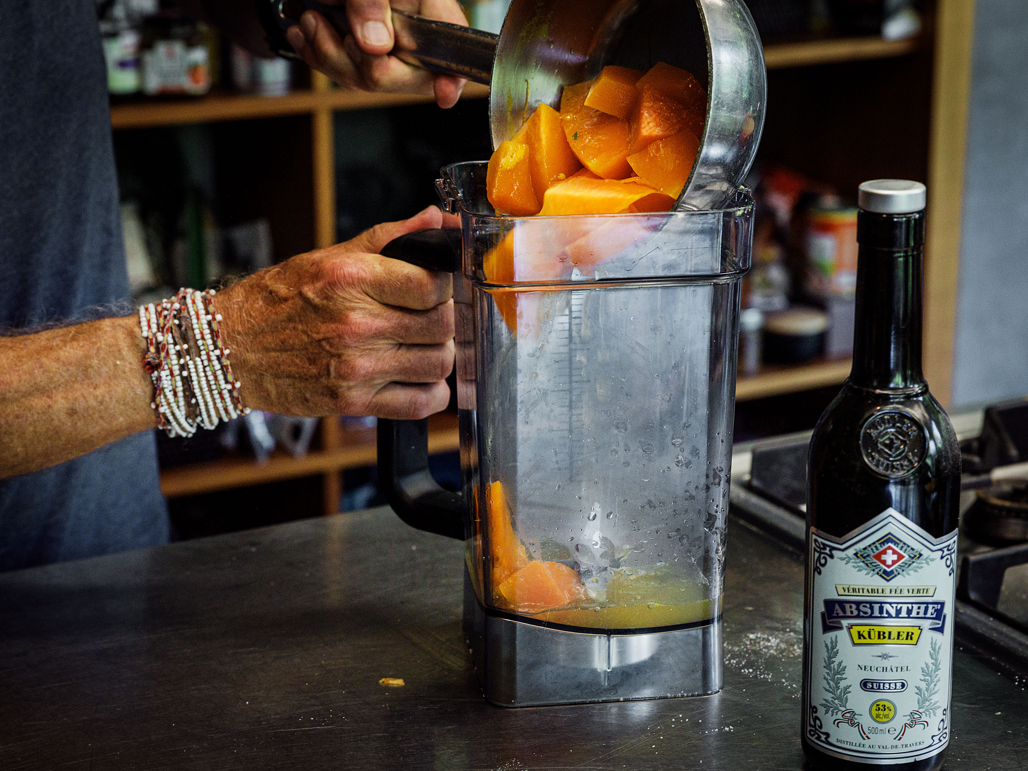 Schritt 2: Kürbis für Kürbis-Mascarpone-Suppe mit Absinth Pürieren