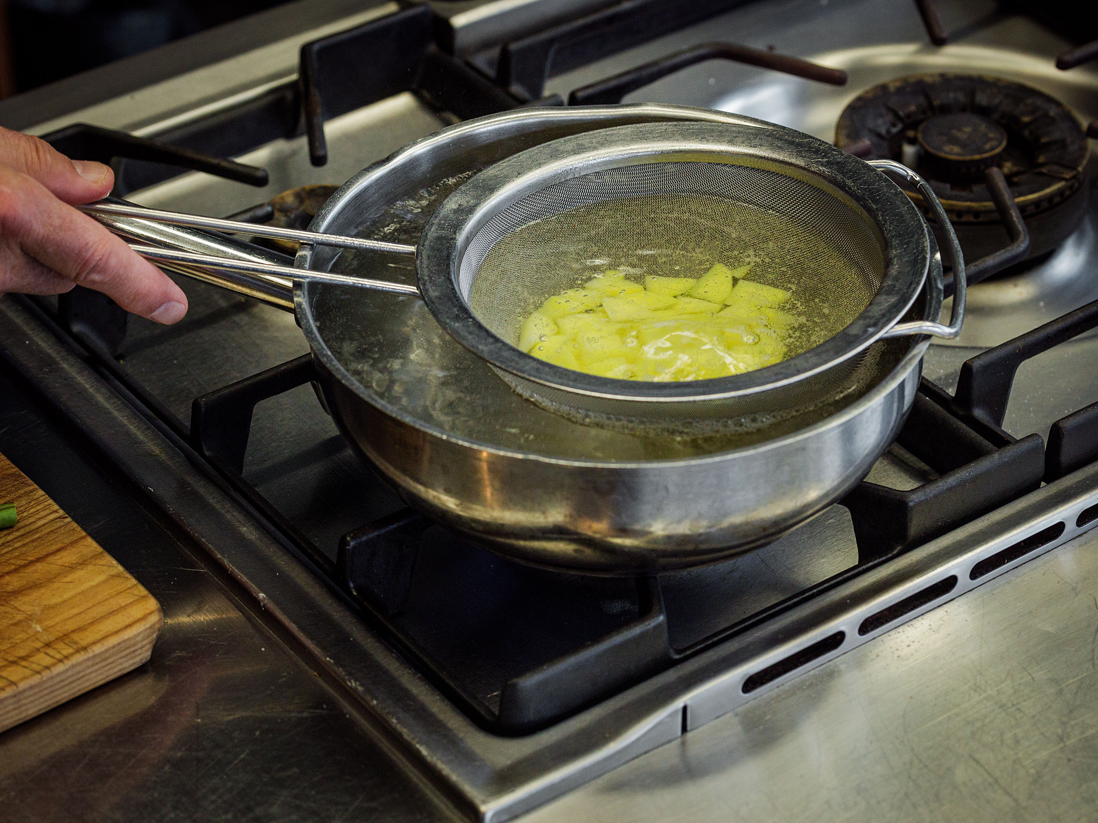 Schritt 2: Gemüse für Insalata Russa rüsten 