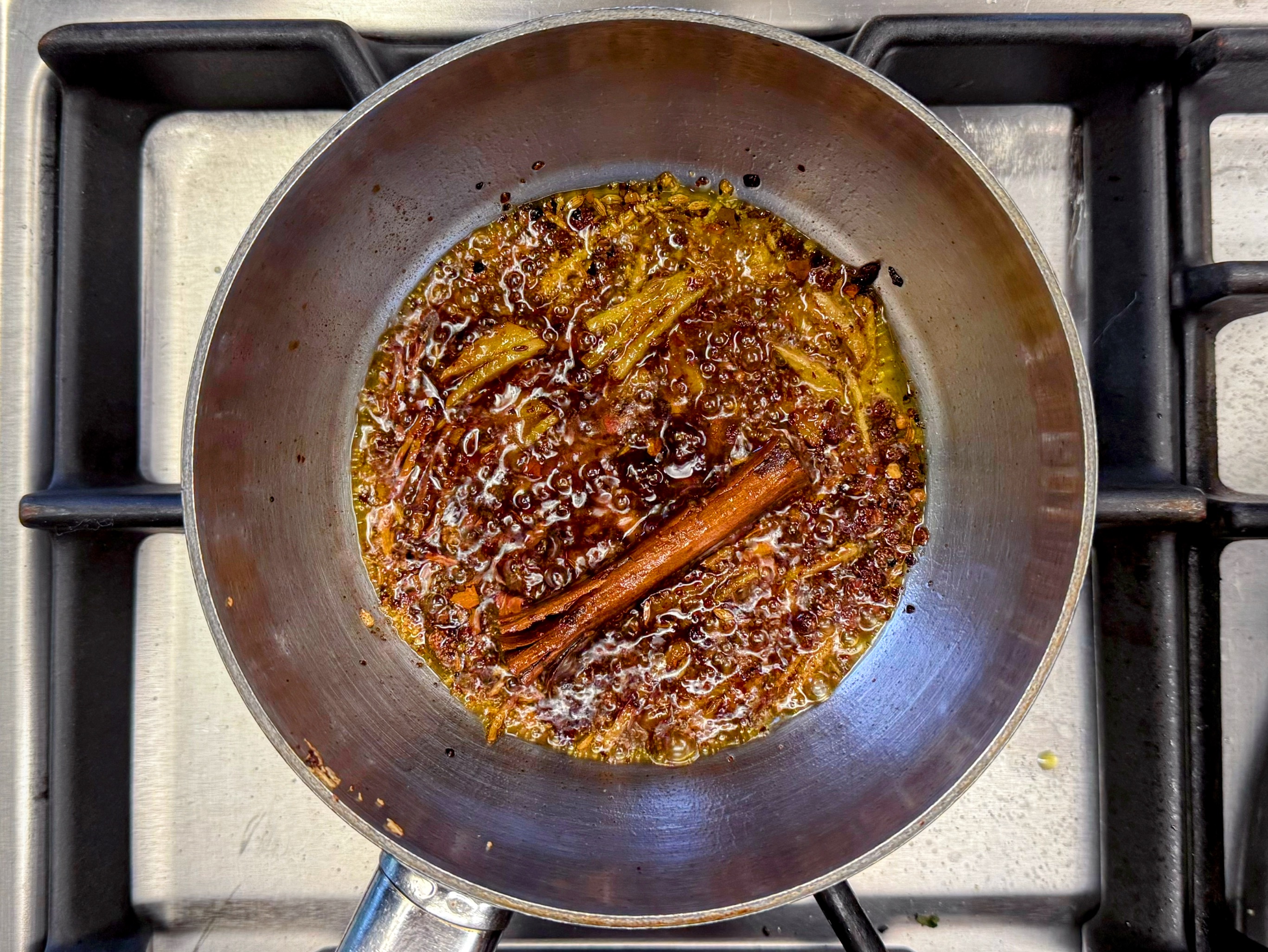 Schritt 1: Zimt-Chili-Öl für Röstpilze mit Polenta und Ingweröl vorbereiten 