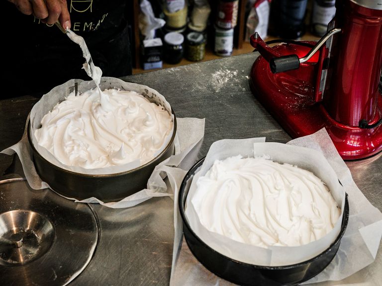 Schritt 3: Meringuemasse für Lemon Dream Cake zubereiten und auf Biscuit verteilen