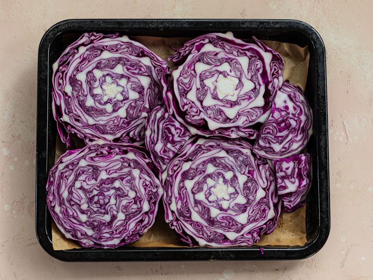 Schritt 1: Rotkohl für Gerösteten Rotkohl aus dem Ofen vorbereiten Schritt 1: Rotkohl für Gerösteten Rotkohl aus dem Ofen vorbereiten