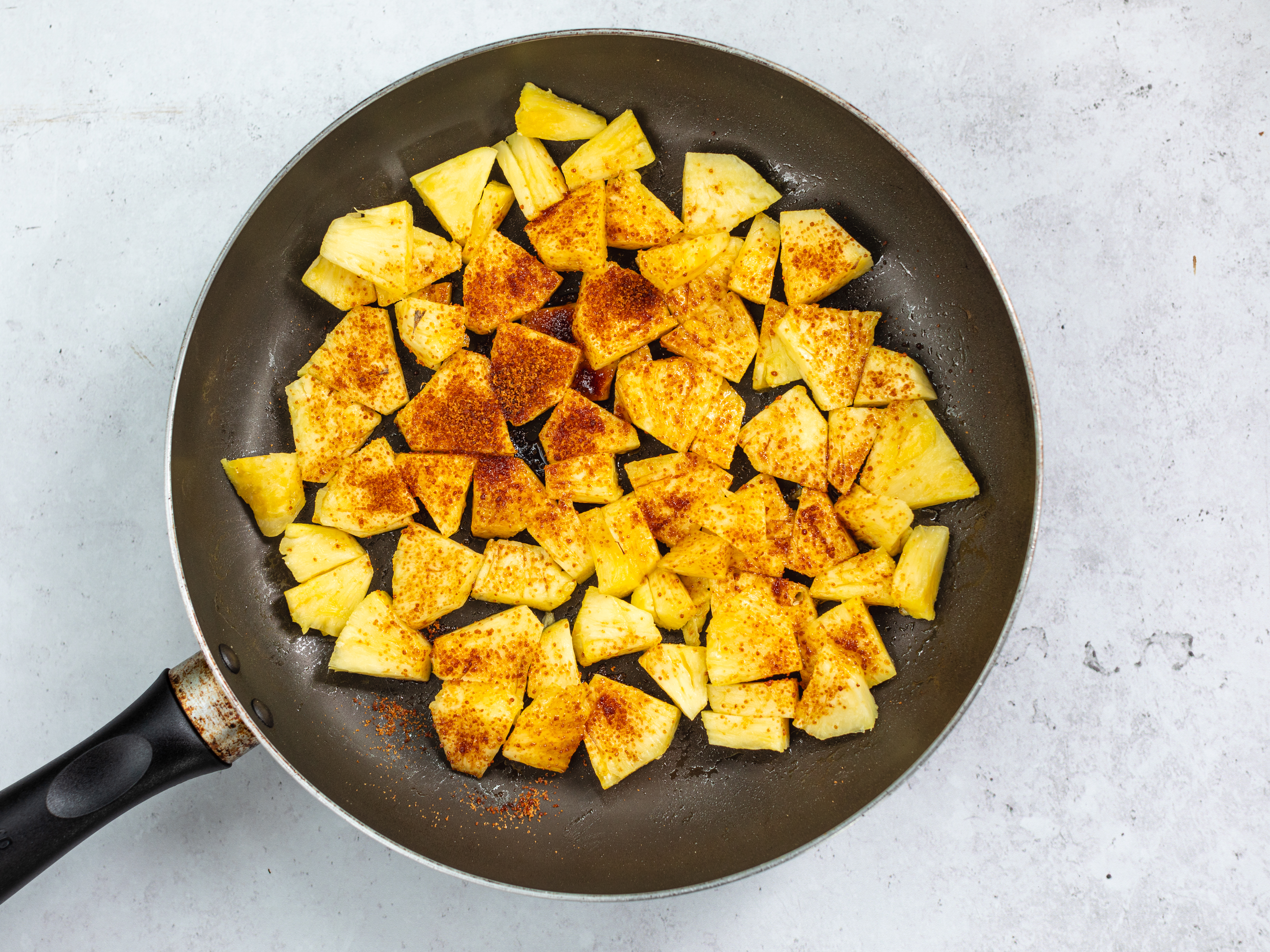 Schritt 2: Ananas für Süssen Polenta-Kokos Pudding karamellisieren 