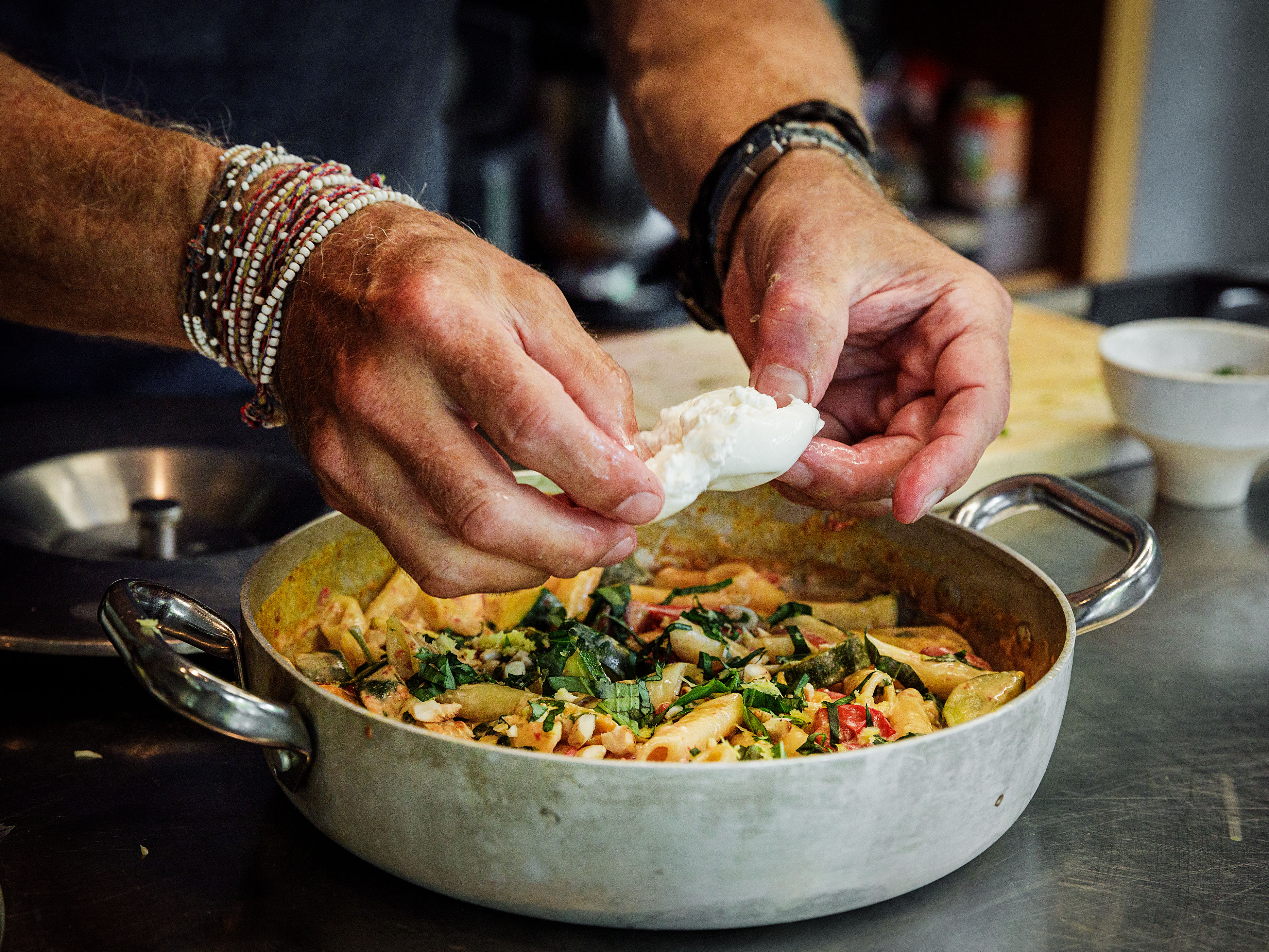Schritt 3: Die Cremolata über die fertige Pasta streuen, mit der Burrata belegen und servieren