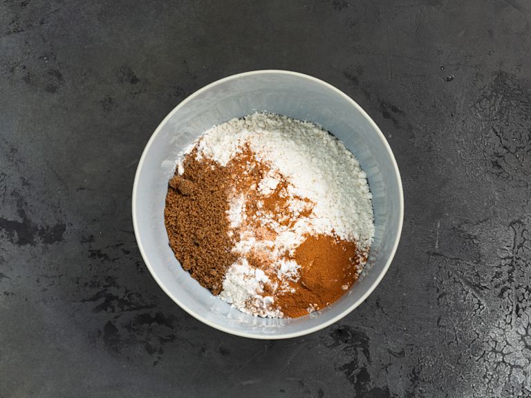 Schritt 1: Trockene Zutaten für Apfel-Zimt Waffeln mischen Schritt 1: Trockene Zutaten für Apfel-Zimt Waffeln mischen