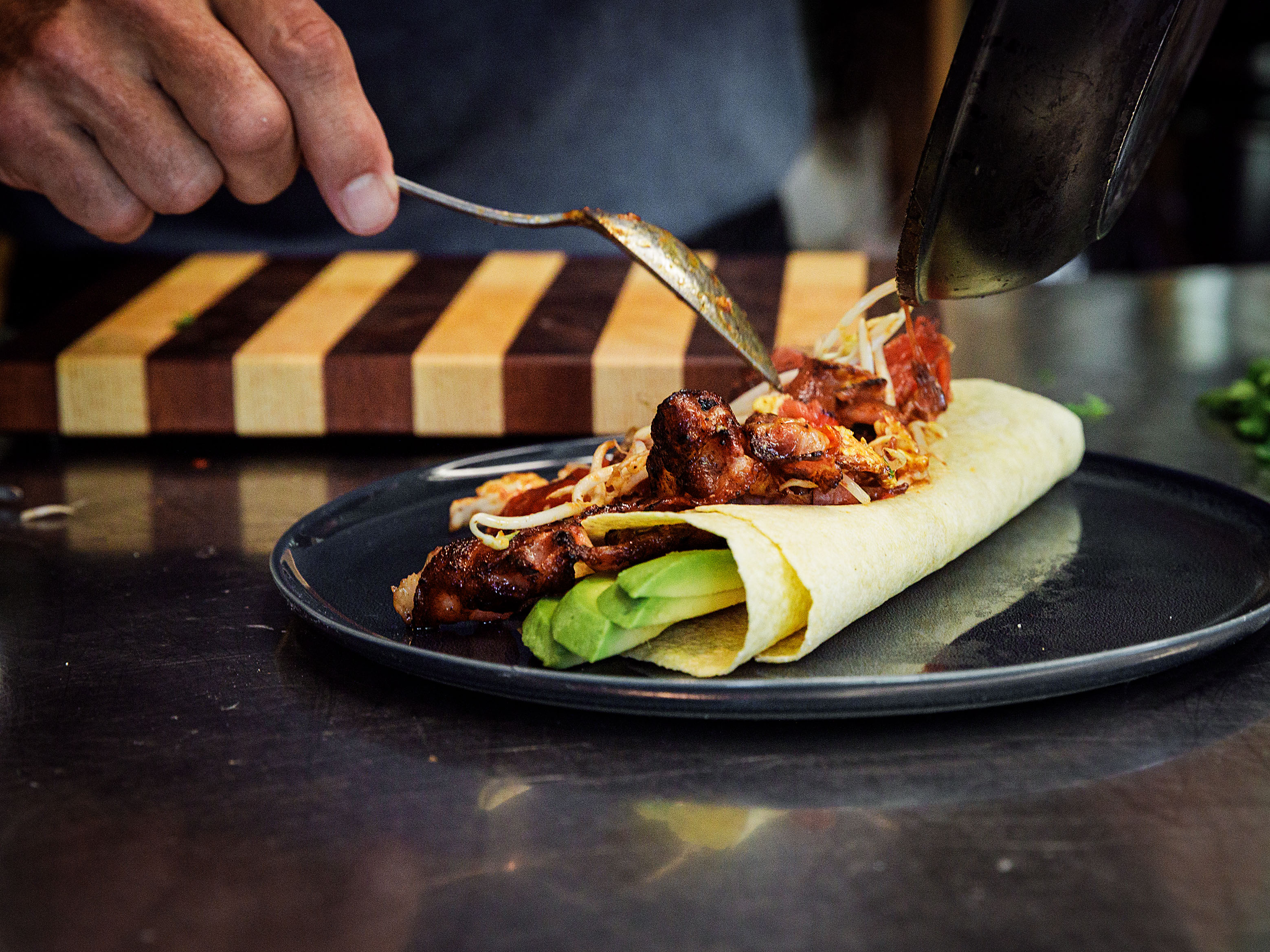 Schritt 2: Restliche Zutaten für Tortillas mit Spiegelei, Speck und Avocado zubereiten 