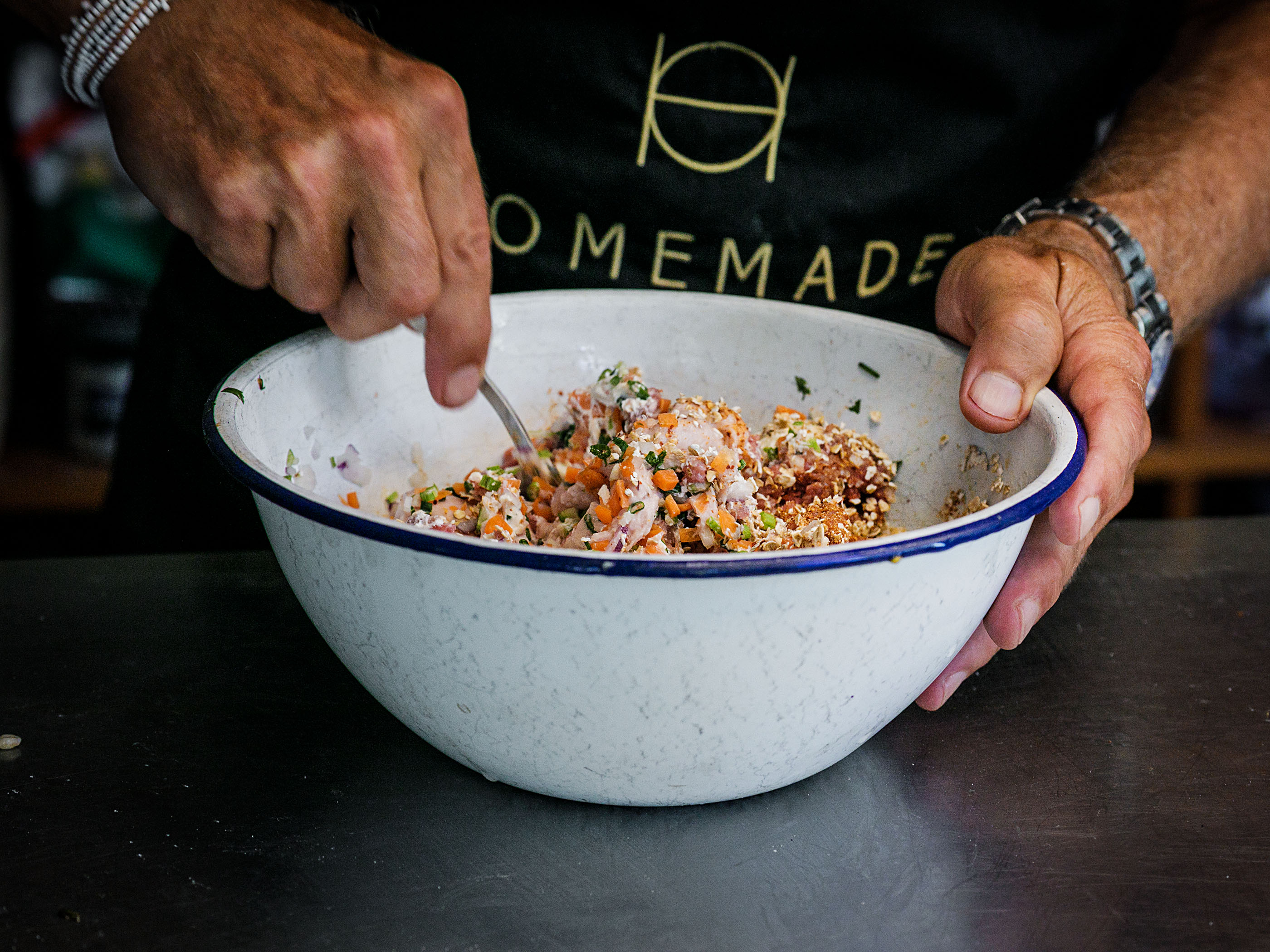 Schritt 1: Alle Zutaten für den Hackbraten mit Kalbfleisch von Hand gut vermengen