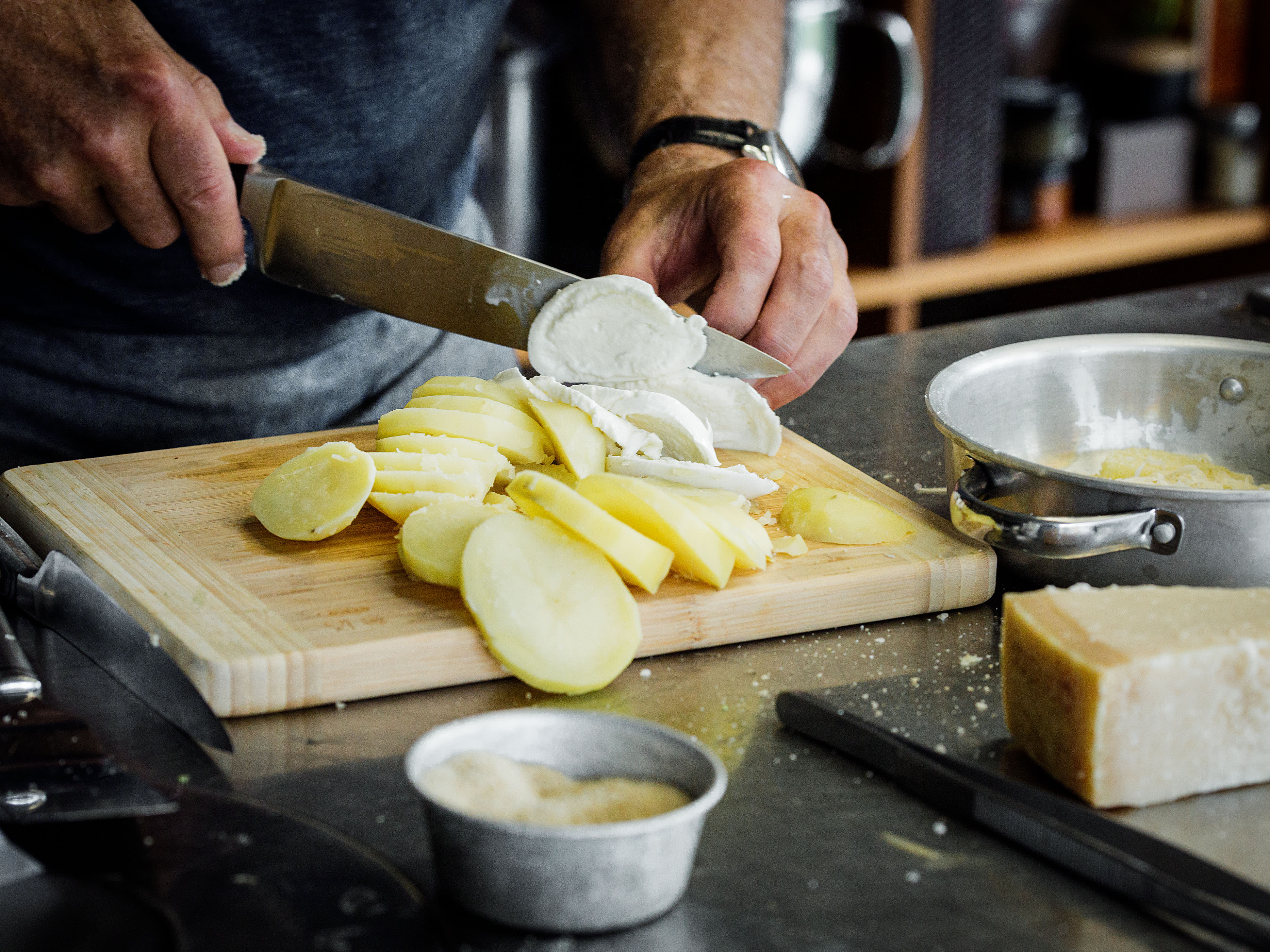 Schritt 1: Kartoffeln Patate Maritate  vorbereiten und in Form schichten