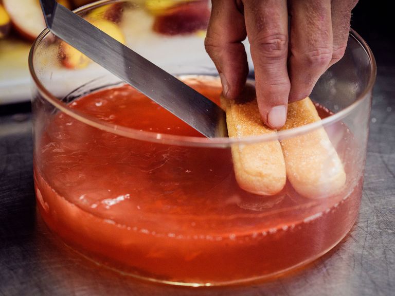 Schritt 4: Auf die Schicht Pfirsichgelee in der Trifle-Bowl eine Schicht pochierte Pfirsichschnitze legen
