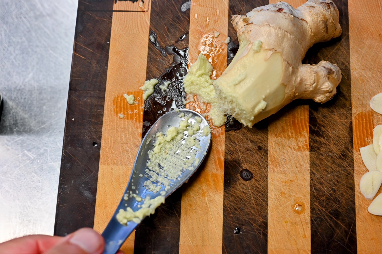 Schritt 2:Sauce  für Röst-Spitzkohl mit Chili Crisp-Ginger-Tomaten Salsa zubereiten und Kohl servieren