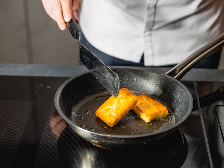 Schritt 2: Kürbis rösten & Polenta-Taler braten Schritt 2: Kürbis rösten & Polenta-Taler braten