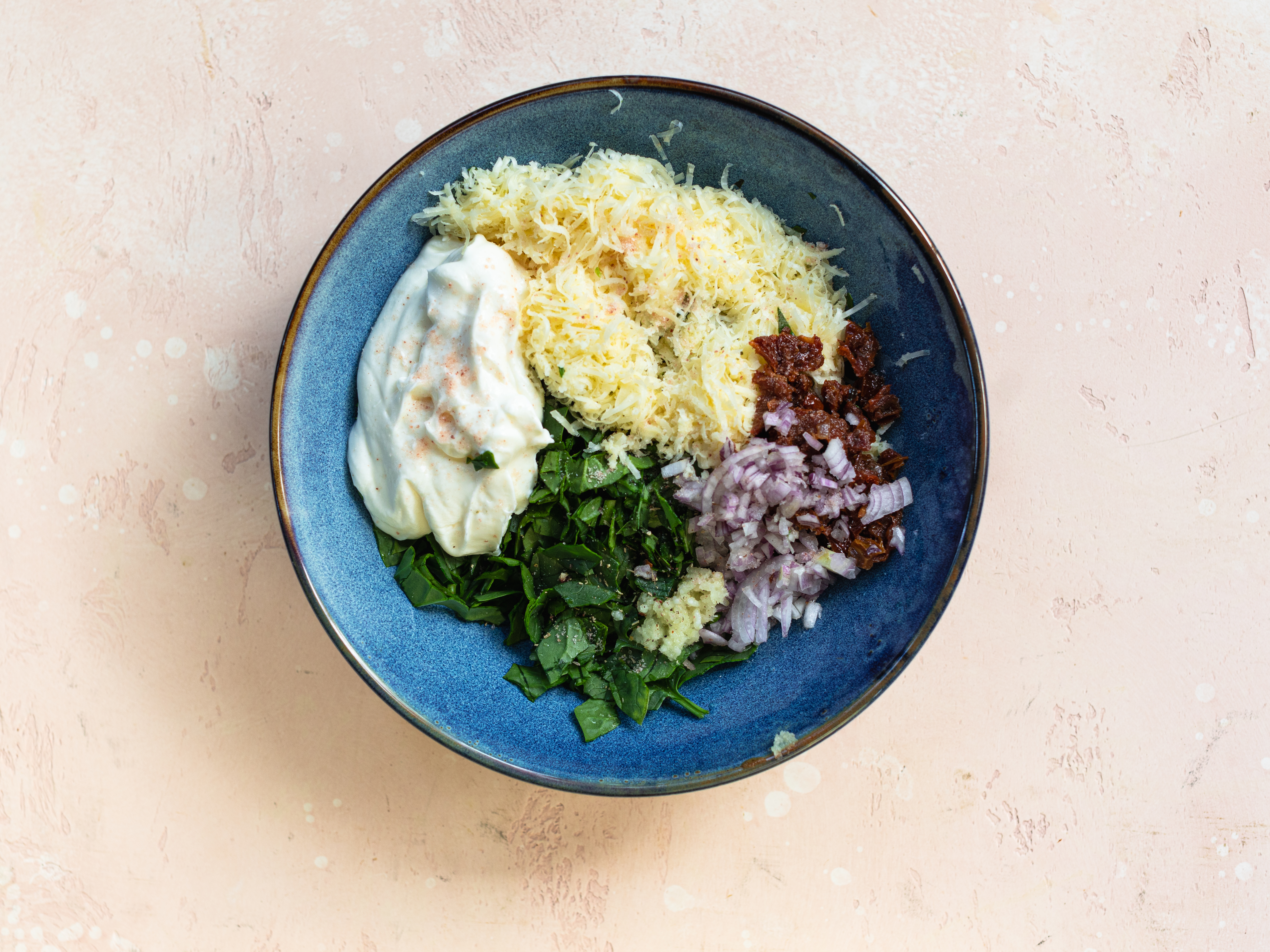 Schritt 2: Alles gut mischen und mit Zitronensaft, Salz, Pfeffer und einer Prise Muskatnuss abschmecken.