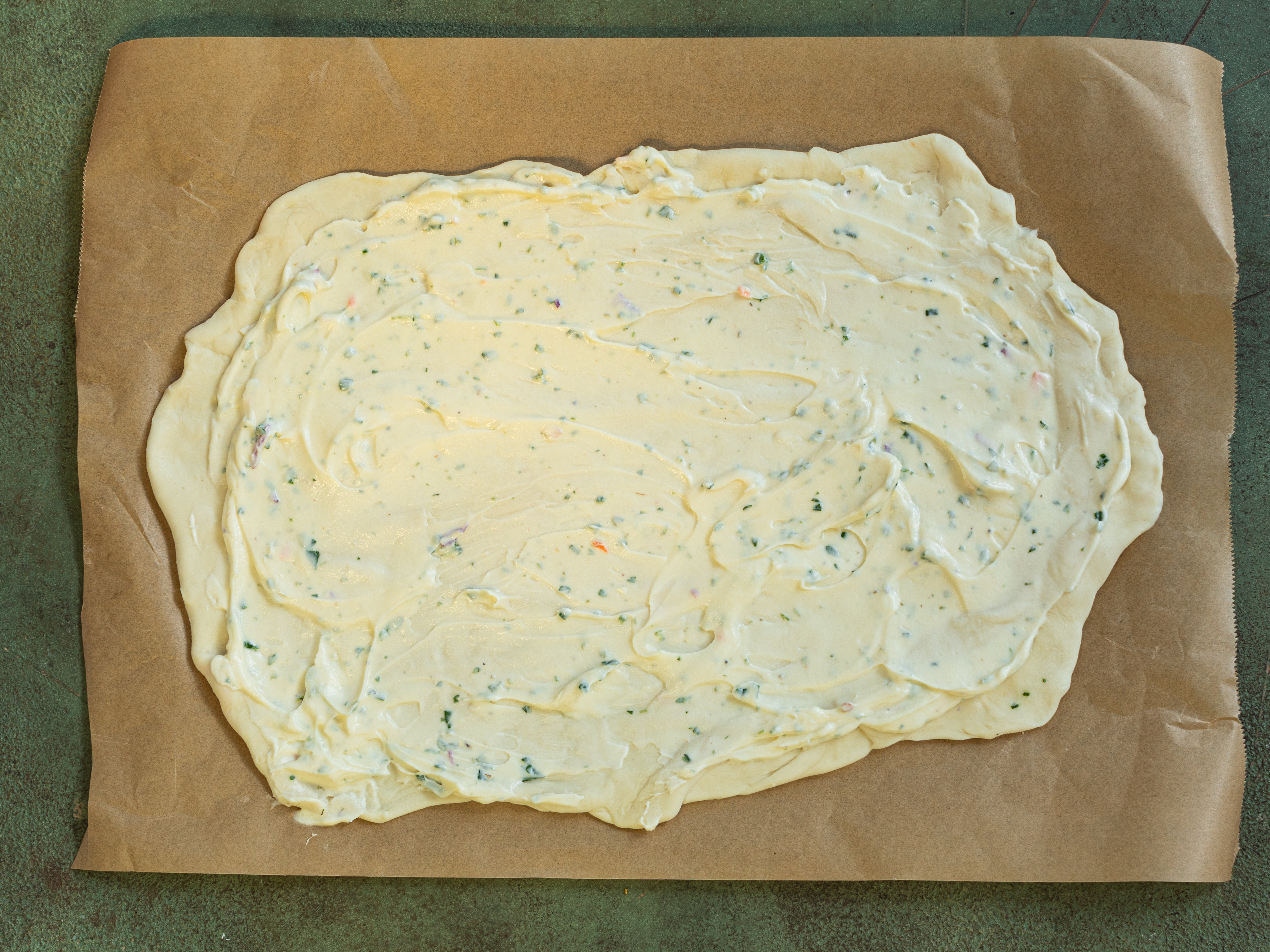 Schritt 4: Die Crème fraîche (Sauerrahm-) Mischung gleichmässig auf den Teigböden verstreichen