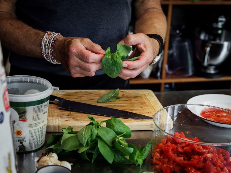 Schritt 1: Sugo für Penne alla caprese zubereiten 