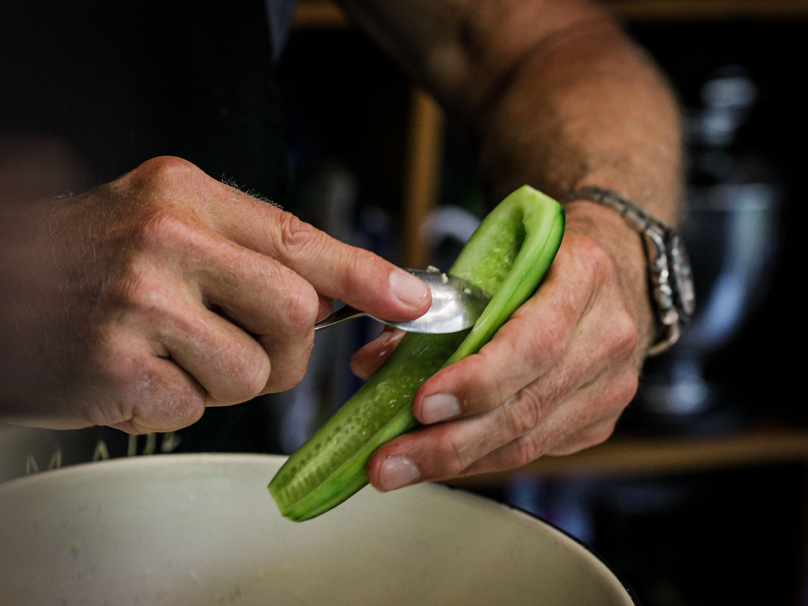 Schritt 1:  Gemüse für Persischer Gurken-Tomaten-Zwiebel Salat zerkleinern.