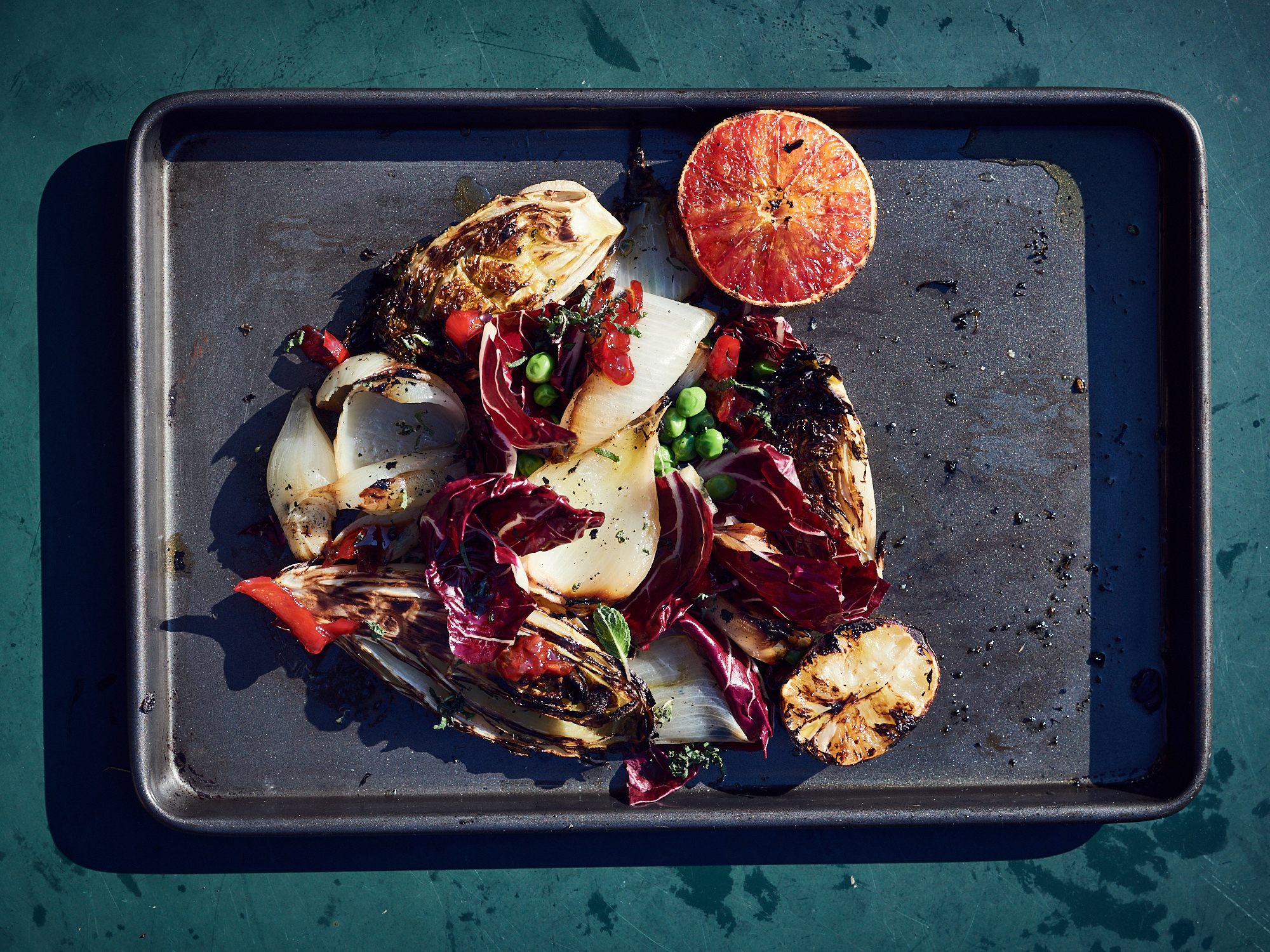 Schritt 3: Gemüse für Glutgerösteten Zwiebelsalat Orangen und Limette marinieren, würzen und anrichten.