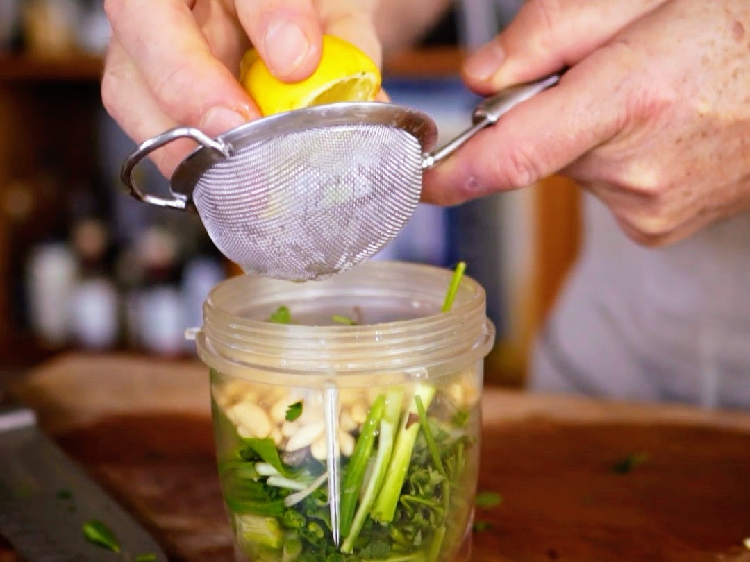 Schritt 1: Kräuter für  Bärlauch Salsa mit anderen Zutaten vermischen