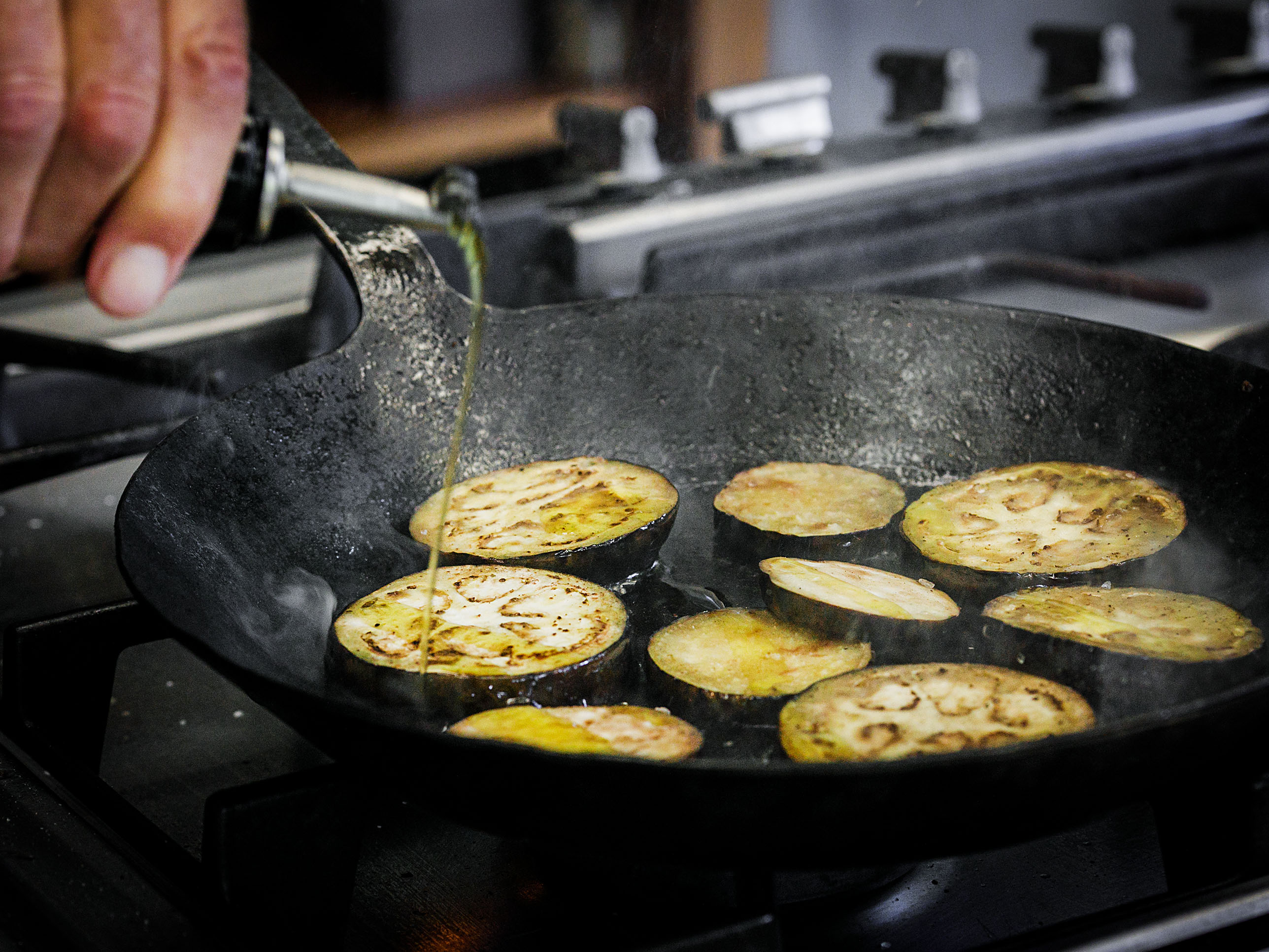 Schritt 1:   Auberginen  für Sabich – israelisches Frühstücks-Sandwich entwässern und braten.